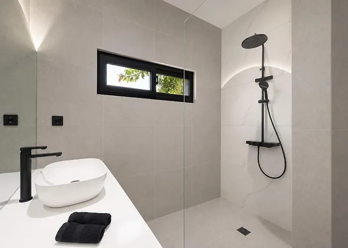 Villa La - Luxury 4 Bedroom Pool *