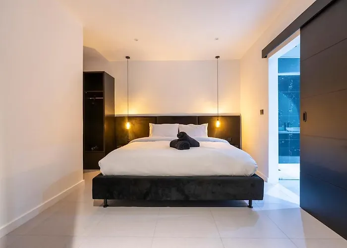La - Luxury 4 Bedroom Pool Seminyak
