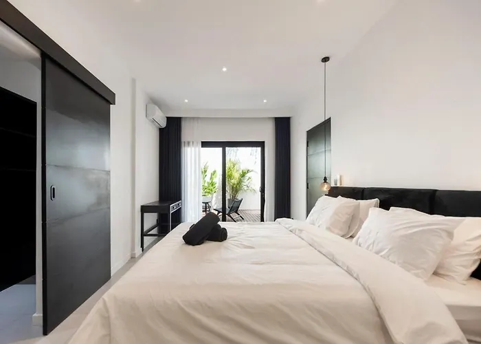 Villa La - Luxury 4 Bedroom Pool Seminyak