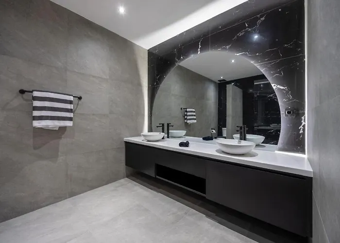 La - Luxury 4 Bedroom Pool Villa *
