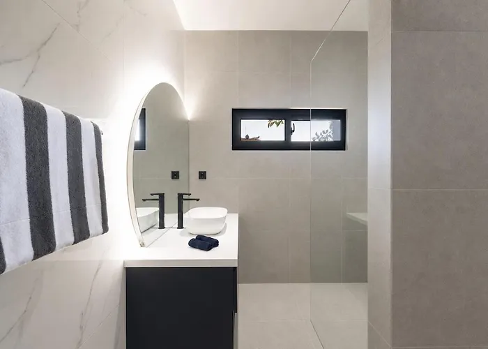 La - Luxury 4 Bedroom Pool *